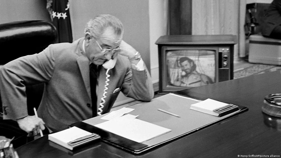 Dönemin ABD Başkanı Lyndon B. Johnson 1968 tarihli bir fotoğrafta. Johnson makamında telefonda konuşuyor