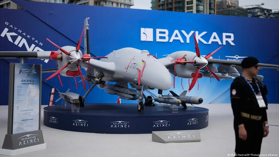 Baykar'ın ürettiği Akıncı adlı insansız hava aracı da SAHA 2026'da sergileniyor