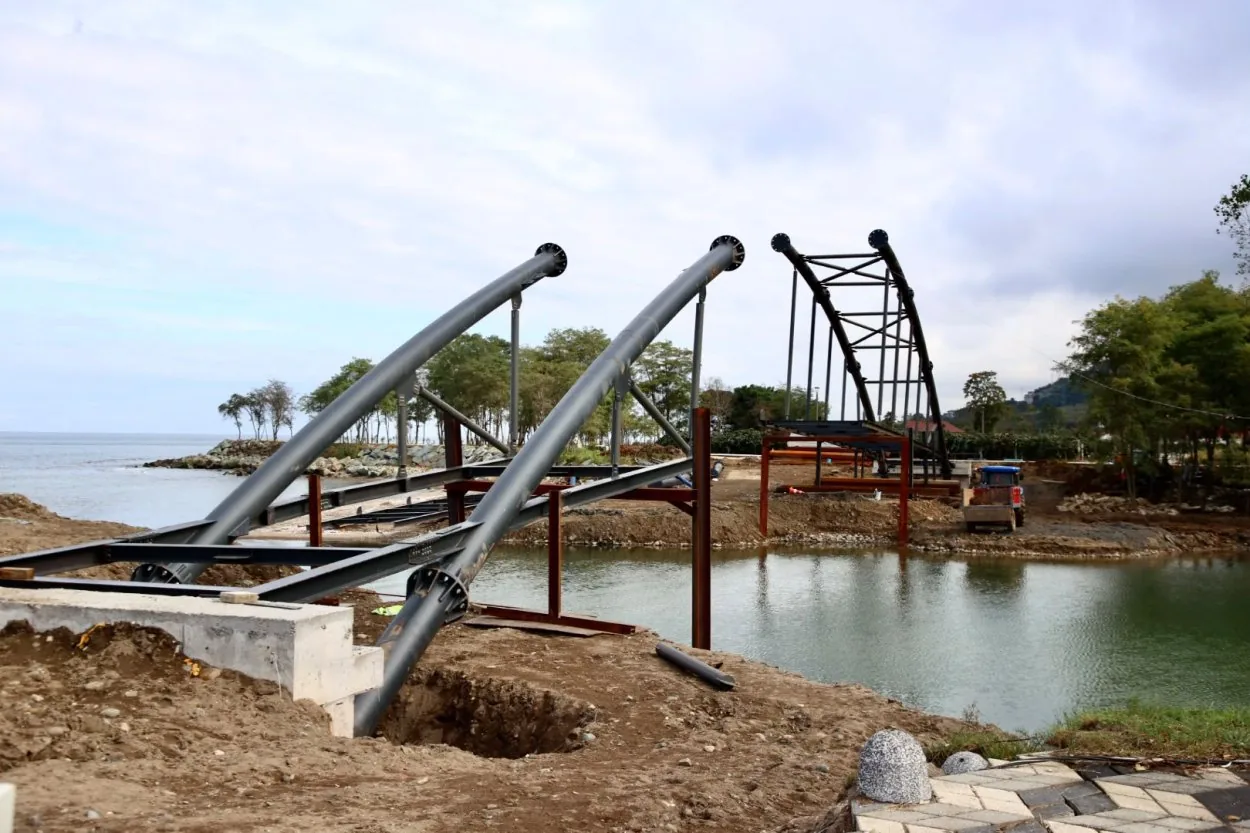 Turnasuyu Kordon Park’ta Yaya Köprüsü Çalışmaları Sürüyor