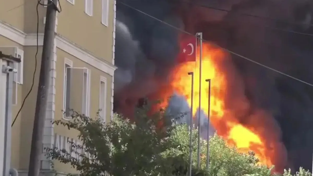 Tuzla’da Fabrika Yangını: Ekipler Seferber Oldu