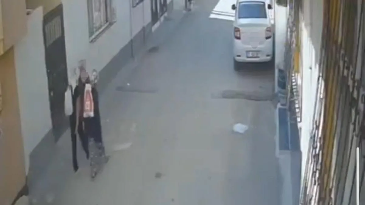 Üç Kadın Gıda Malzemelerini Çaldı, Kamerada!