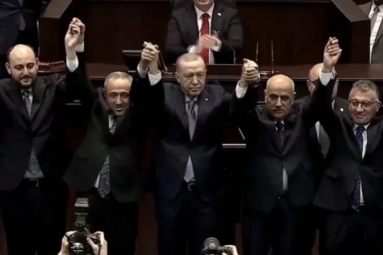 Üç Vekil AK Parti’ye Katıldı: Rozet Töreni Yapıldı