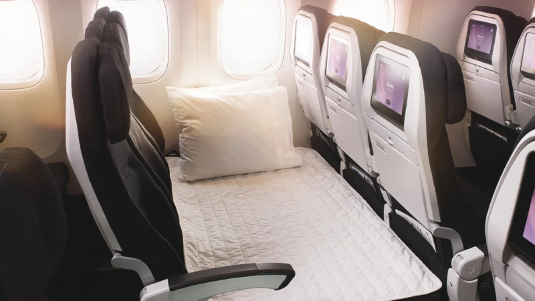 <p><strong>Vietnam Airlines - SkySofa</strong></p> <p>Vietnam Airlines’ın “SkySofa” hizmeti, tek yolcuya üç koltukluk alan sunuyor. Hizmet; göz maskesi, çorap ve premium ekonomi seviyesinde yemeklerle birlikte geliyor. Fiyatlar 150-650 dolar arasında değişiyor.</p> <p><strong>Bazı havayolları bu uygulamalardan vazgeçti</strong></p> <p>Ekonomi sınıfında yatak konsepti her ne kadar ilgi görse de, bazı havayolları bu uygulamalardan vazgeçti. China Airlines, 2014’te başlattığı “Family Couch” sistemini düşük talep nedeniyle 2018’de kaldırdı. İngiltere merkezli Thomas Cook’un benzer “Sleeper Seat” uygulaması ise şirketin iflasıyla sona erdi.</p> <p>Brezilyalı Azul Havayolları da dört koltuklu “Sky Sofa” konseptini filodaki değişiklikler nedeniyle sonlandırdı.</p>