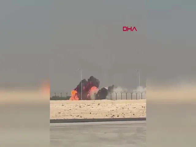 Gösteri için havalanan uçak böyle yere çakıldı! Feci anlar kamerada...