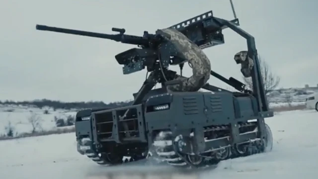 UFORCE kara insansız hava aracı - tepesinde büyük bir top bulunan küçük, tank benzeri bir araç.