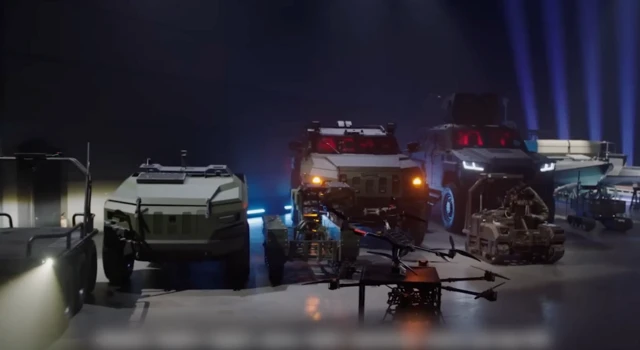 Stüdyo ortamında robotlar, dronlar ve kamyonlar.
