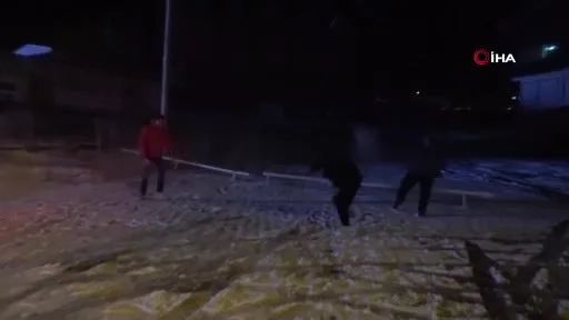 Bursa'da kar yağışı haberini alan Uludağ'a çıktı