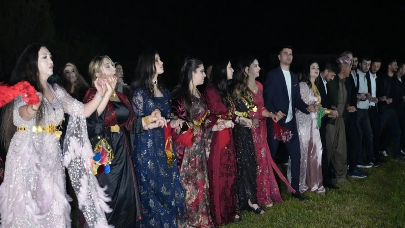 Uludere Düğününde Kadınlar Halay Başında!