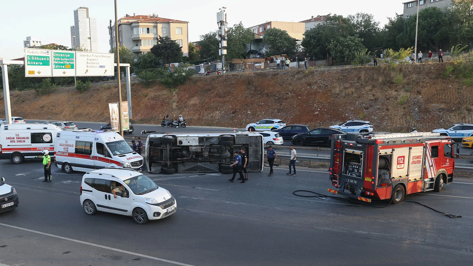 Ümraniye’de Servis Aracı Devrildi: 8 Yaralı!