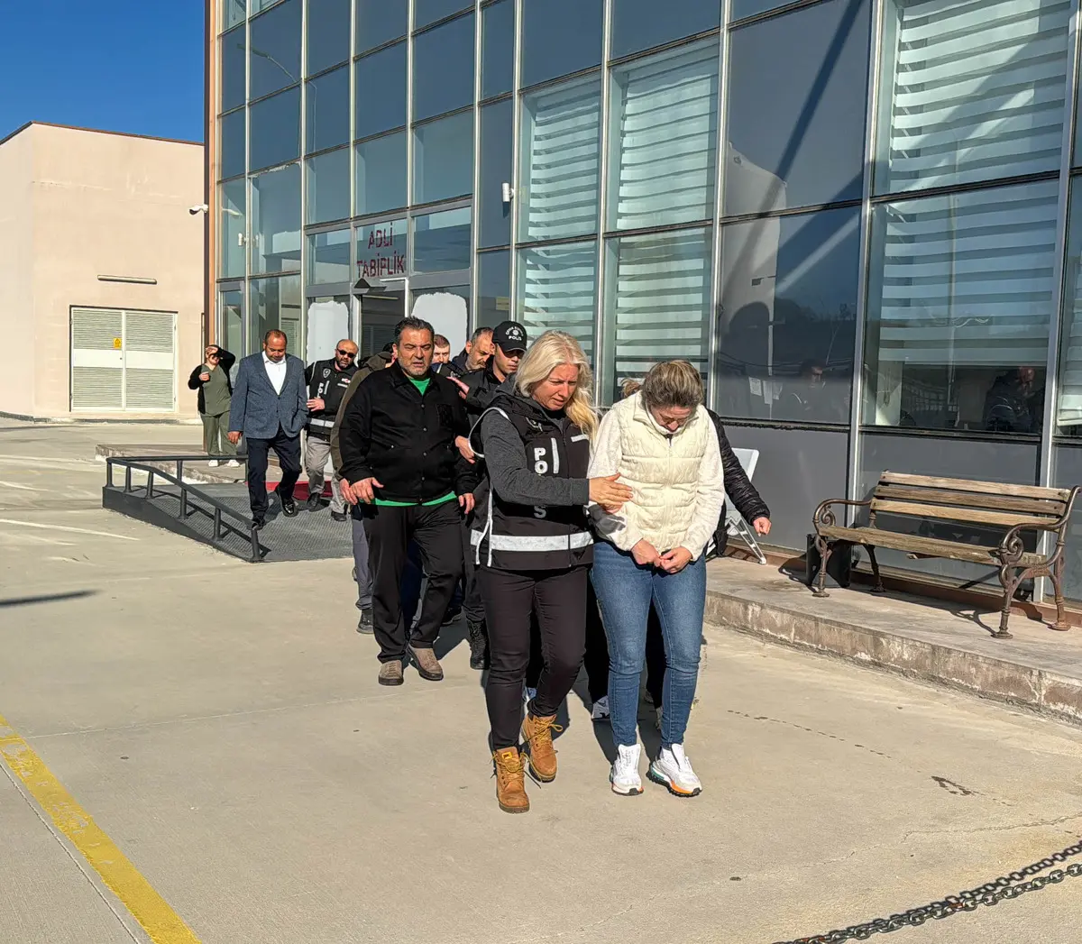 Gözaltında dikkat çeken görüntü: Belediye Başkanı Tozan böyle götürüldü 4