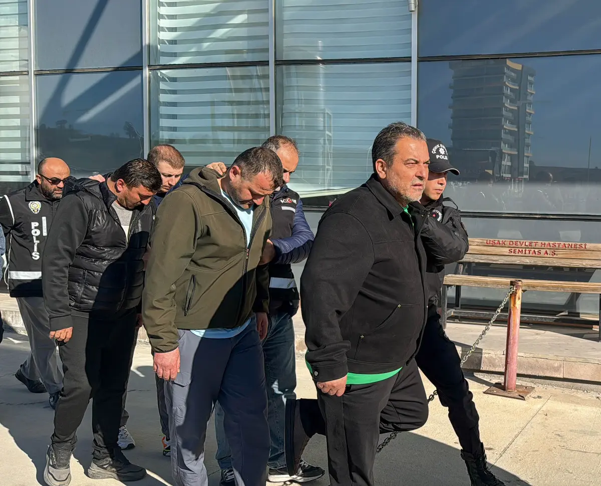 Gözaltında dikkat çeken görüntü: Belediye Başkanı Tozan böyle götürüldü 6