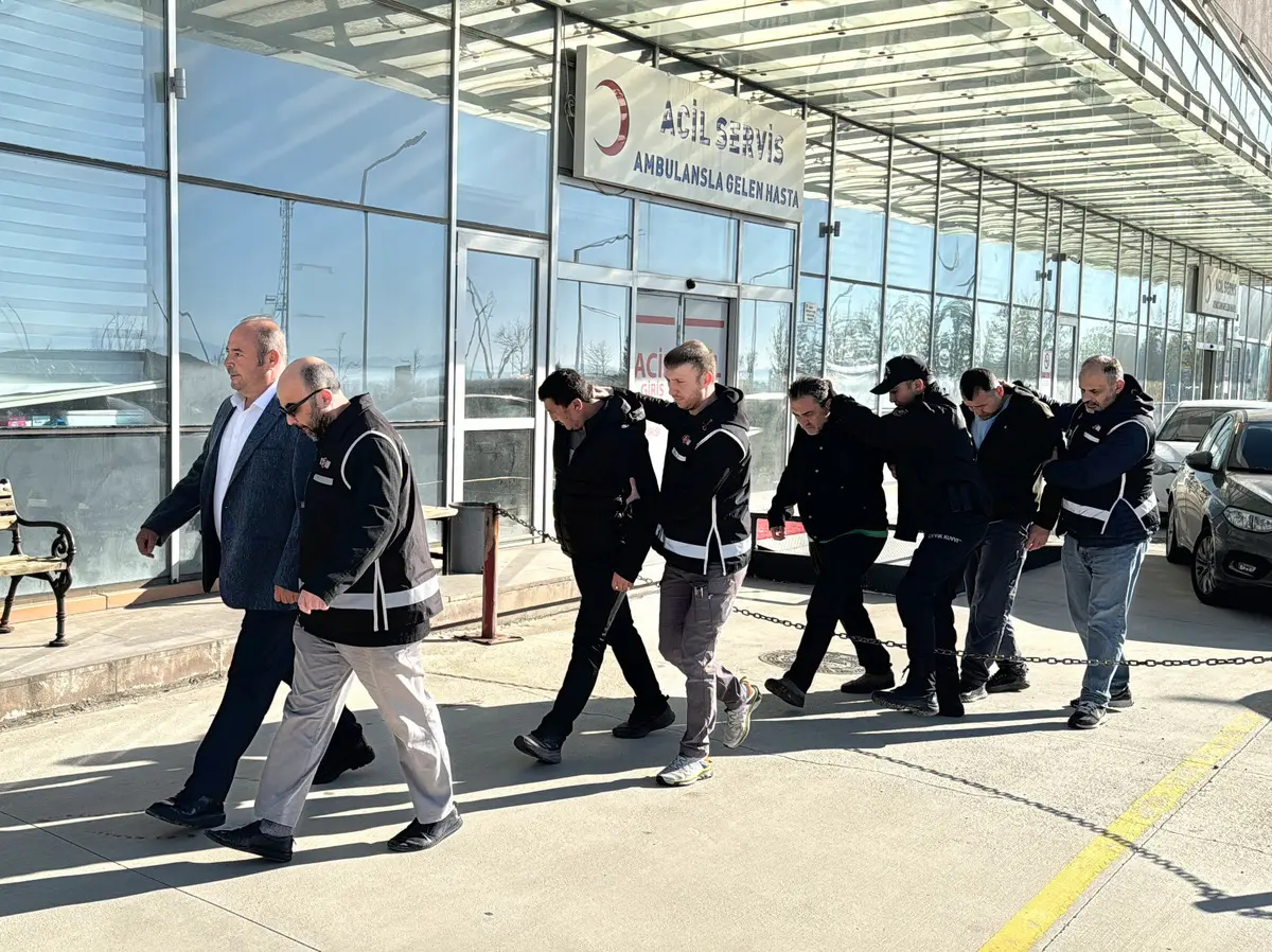 Gözaltında dikkat çeken görüntü: Belediye Başkanı Tozan böyle götürüldü 3
