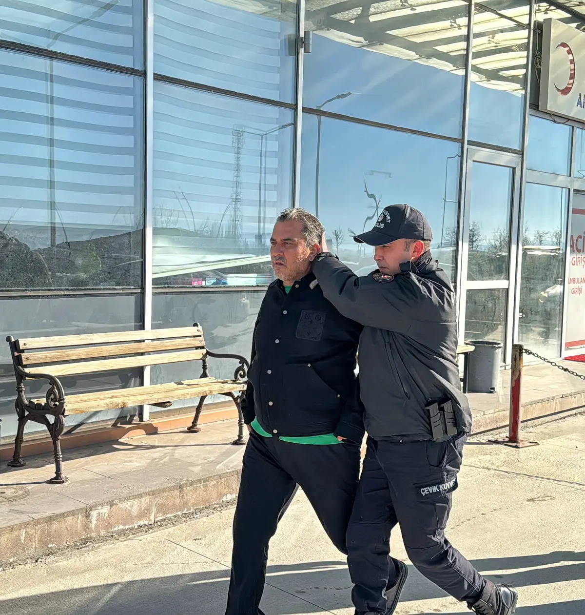 Gözaltında dikkat çeken görüntü: Belediye Başkanı Tozan böyle götürüldü 5