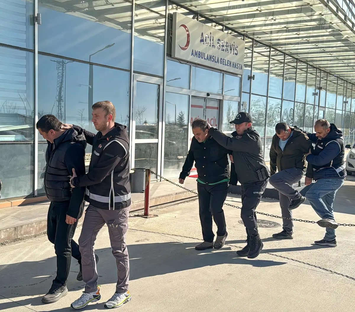 Gözaltında dikkat çeken görüntü: Belediye Başkanı Tozan böyle götürüldü 2