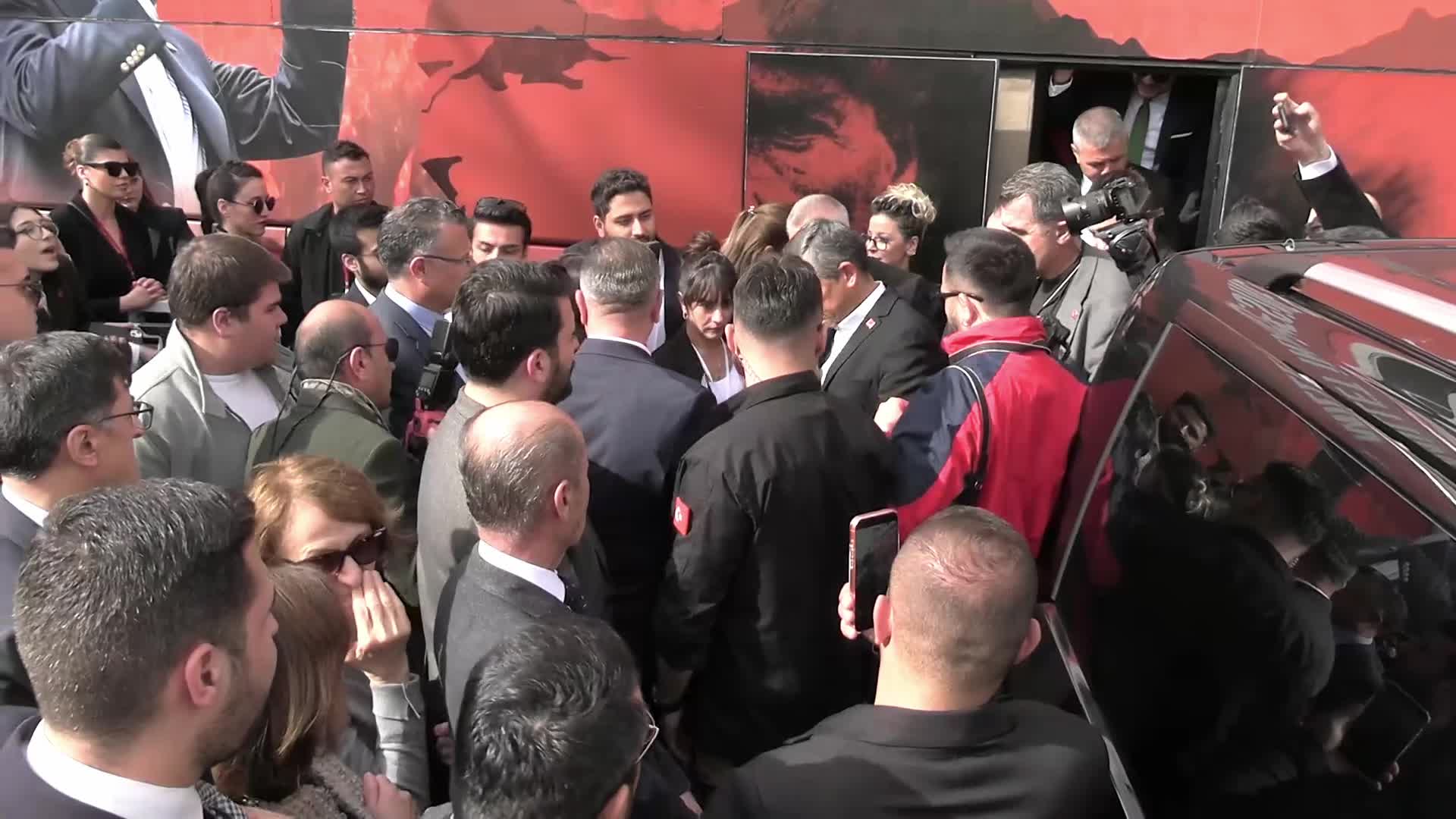 Uşak’ta CHP Mitingi: Değişim Çağrısı Yükseldi!