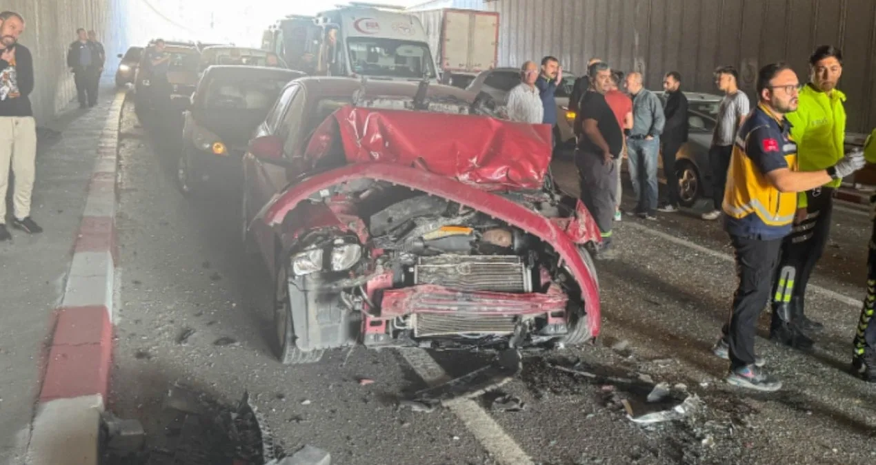 Uşak’ta Zincirleme Trafik Kazası: 3 Yaralı!