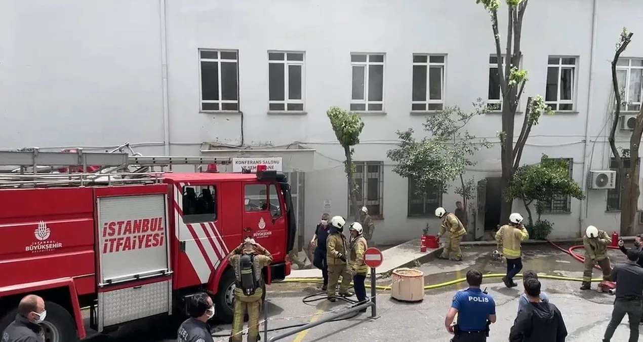 Üsküdar’da Ecza Deposunda Yangın Çıktı!