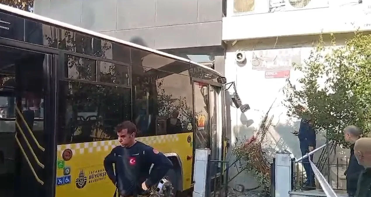 Üsküdar’da Otobüs, Börekçiye Girdi: 4 Yaralı!