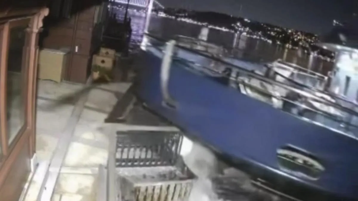 Üsküdar’da Vapur Yalıya Çarptı, Panik Yaşandı!