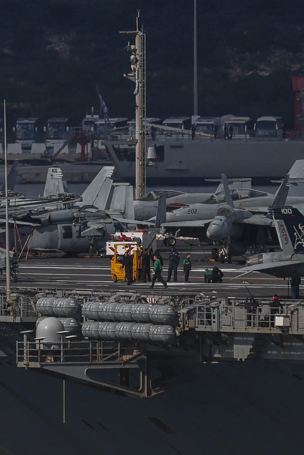 ABD'ye ait USS Gerald R. Ford uçak gemisinde yangın paniği! Yaralılar var 7