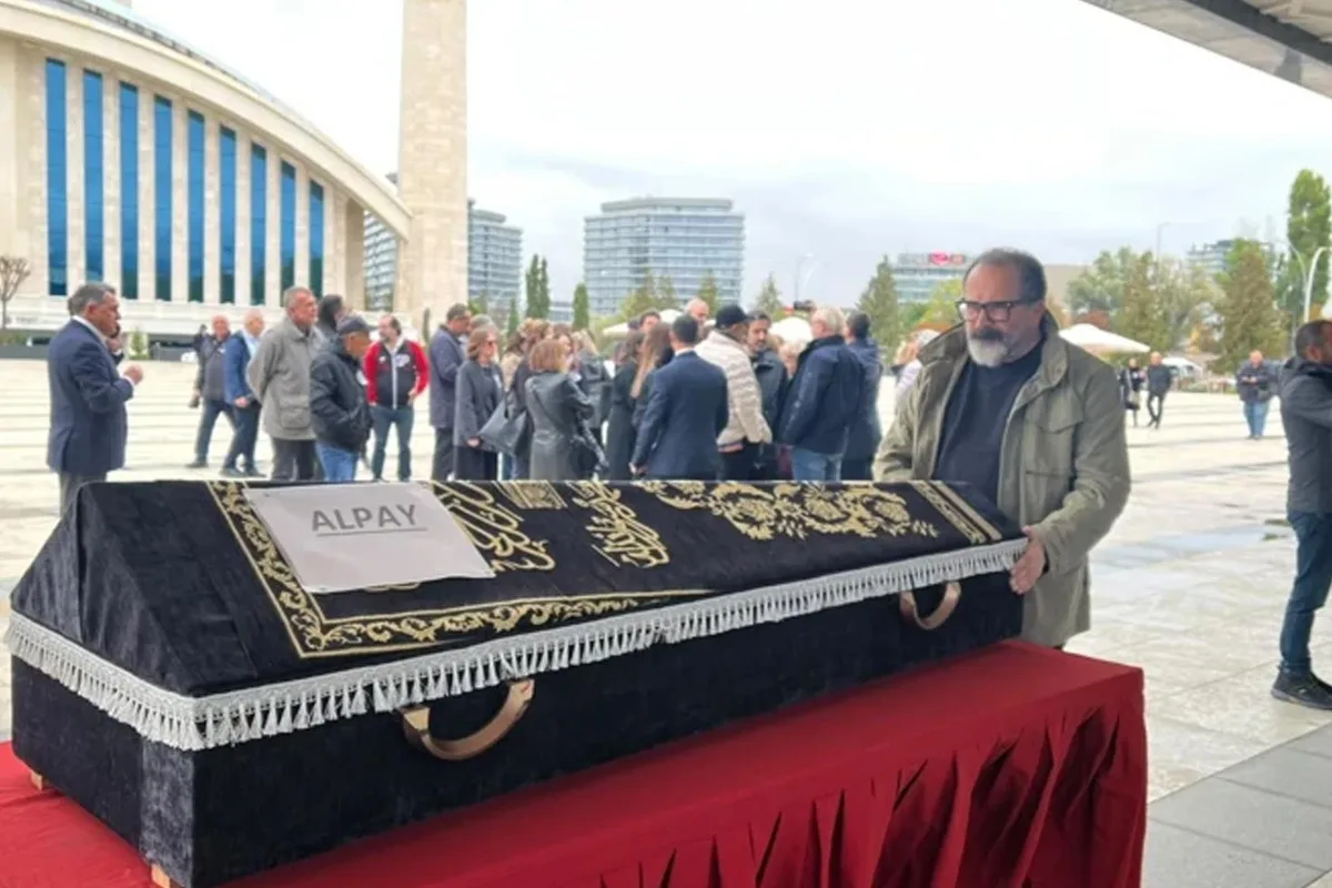 Usta Sanatçı Alpay: Türk Müziğinin Efsanesi Son Yolculuğuna Uğurlandı