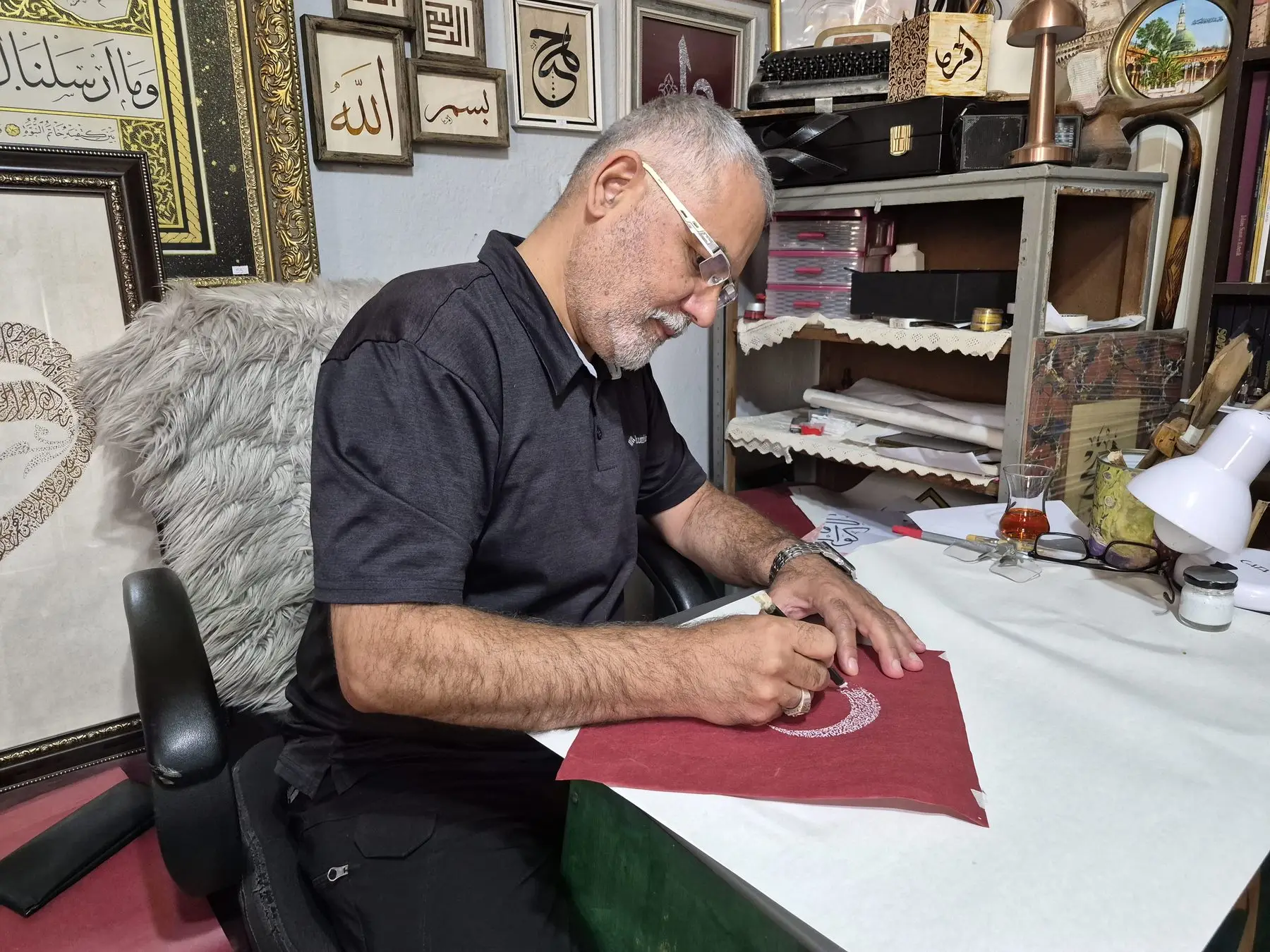 Ustaların 'Çıldırmadan yazılamaz' dediği el sanatı: Gubârî hattı