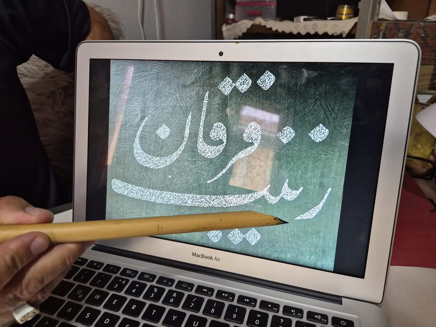 Ustaların 'Çıldırmadan yazılamaz' dediği el sanatı: Gubârî hattı