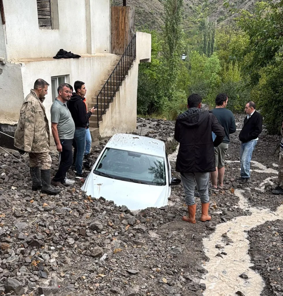 Uzundere’de Şiddetli Yağış Sonrası Sel Oluştu, Ulaşım Adeta Durdu