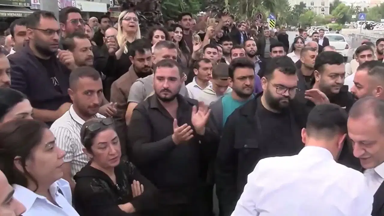 Vahap Seçer’e Adliye Önünde Destek Yağdı!