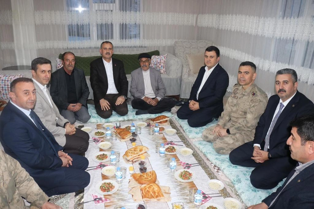 Vali Bozkurt, Akyemiş’te İftar Sofrasına Konuk Oldu