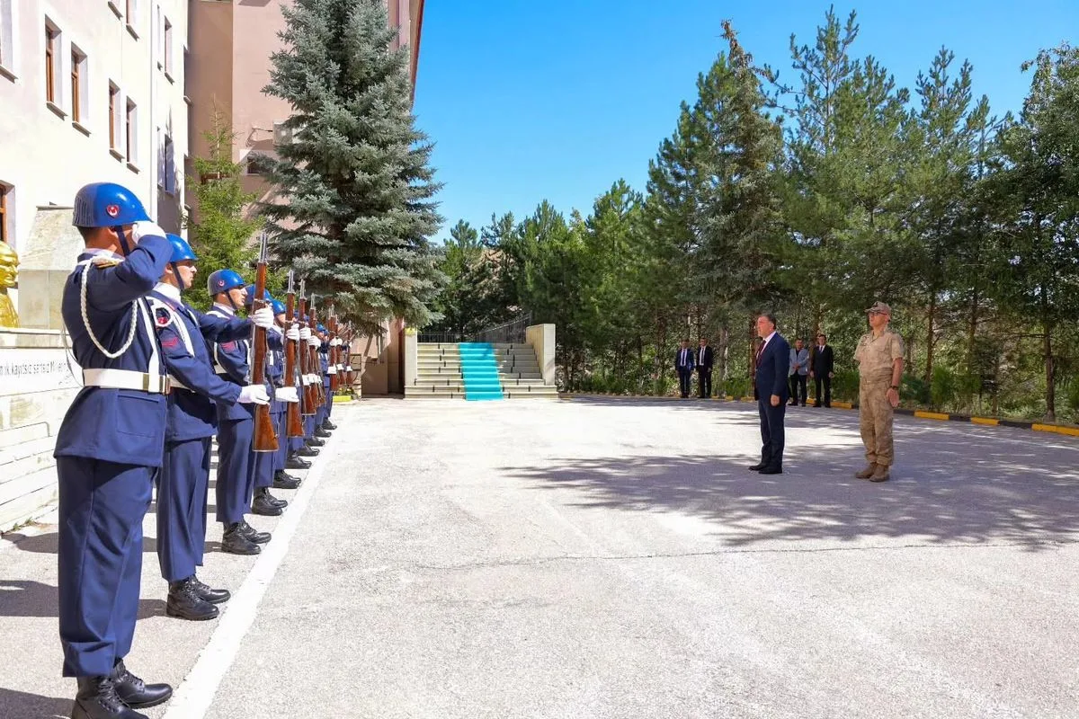 Vali Eldivan, Jandarma Komutanı Aslan’ı Ziyaret Etti