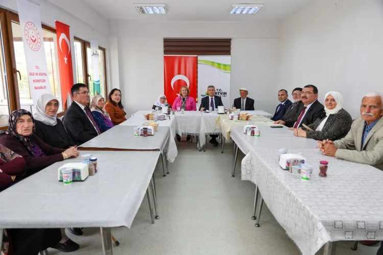 Vali Ergün, Yaşlılar Yaşam Merkezini Ziyaret Etti