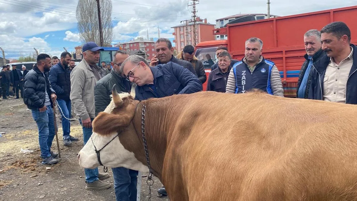 Vali Polat’tan Kurban Pazarında Renkli Anlar