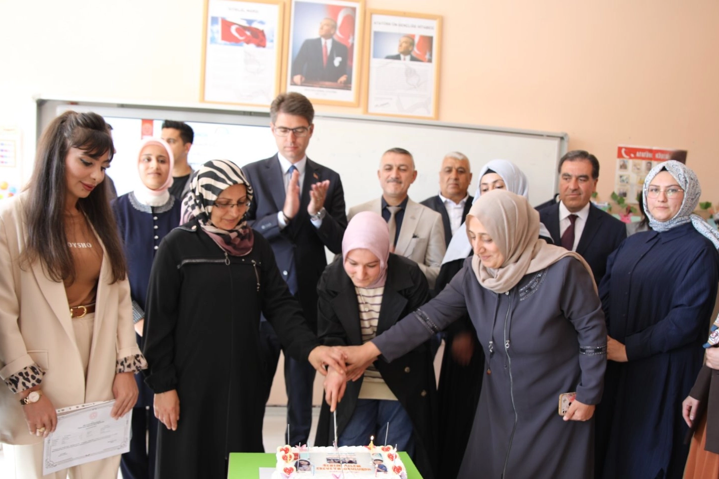 Van’da Ebeveyn Okulu İlk Mezunlarını Verdi