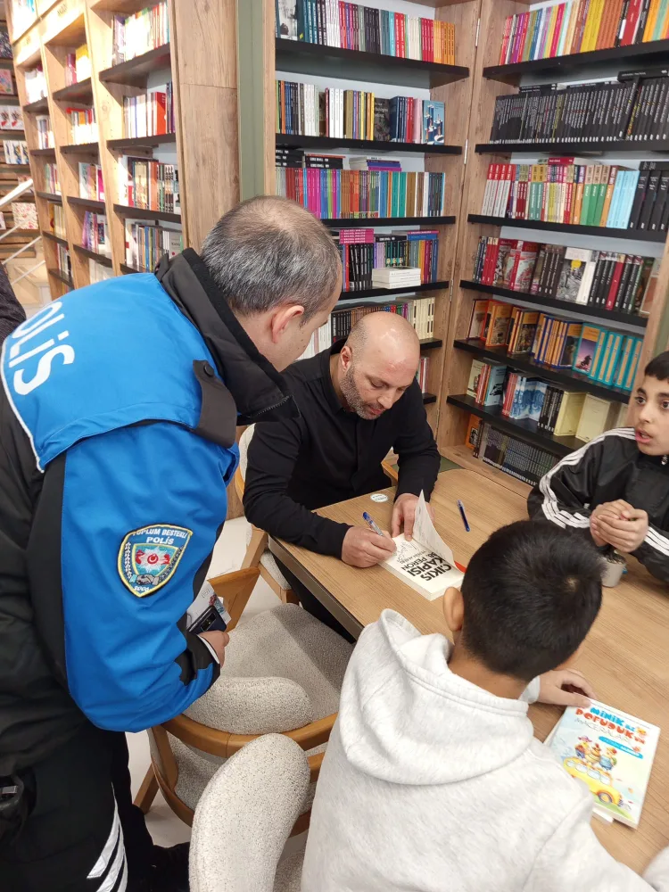 Van’da Gençler, Yetkin Albert ile Kitap Tahlili Yaptı