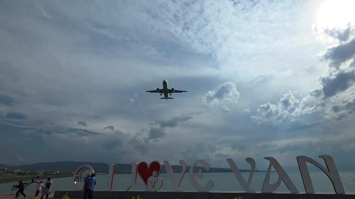 Van Uçağı Sis Nedeniyle Erzurum’a İndi!