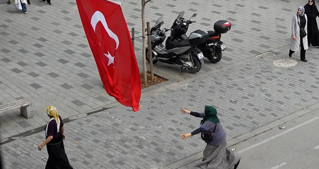 Vatandaşlardan Bayrağa Büyük Sahip Çıkma Refleksi!