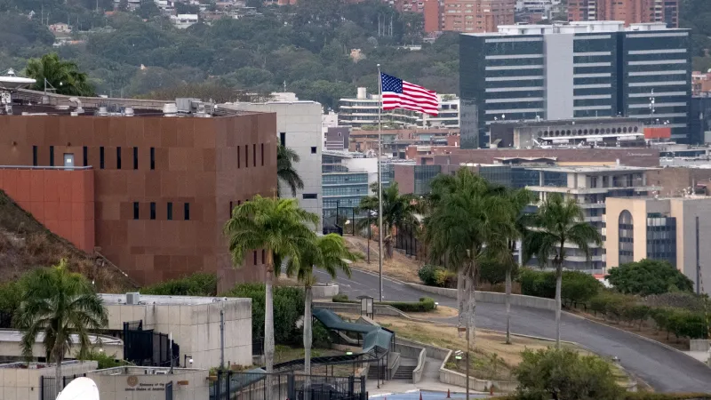 Venezuela’da ABD Bayrağı Yeniden Göndere Çekildi