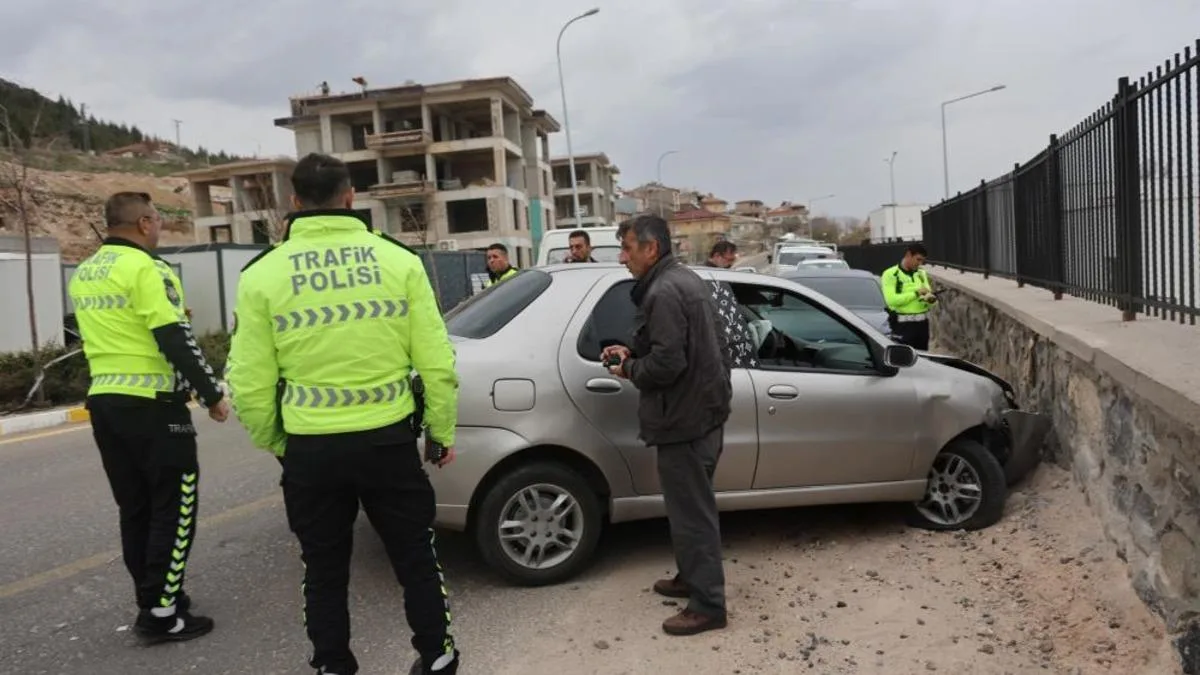 Virajda Hatalı Sollama Kazaya Sebep Oldu
