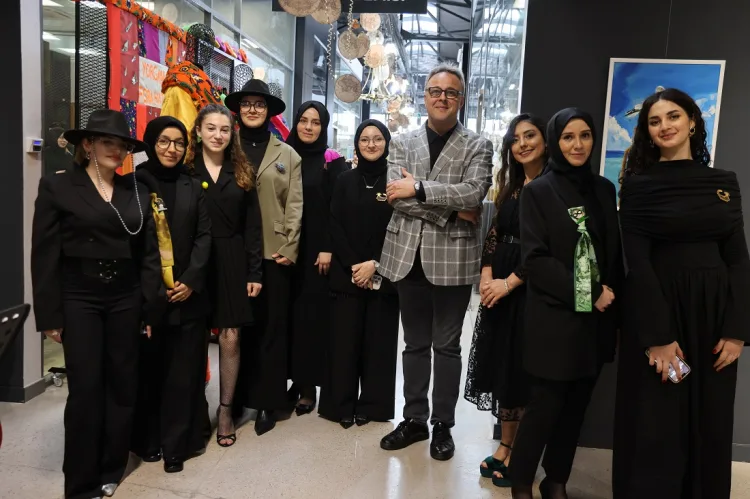 Vitrin Bir Sahne: Moda Sanatında Yeni Bir Soluk