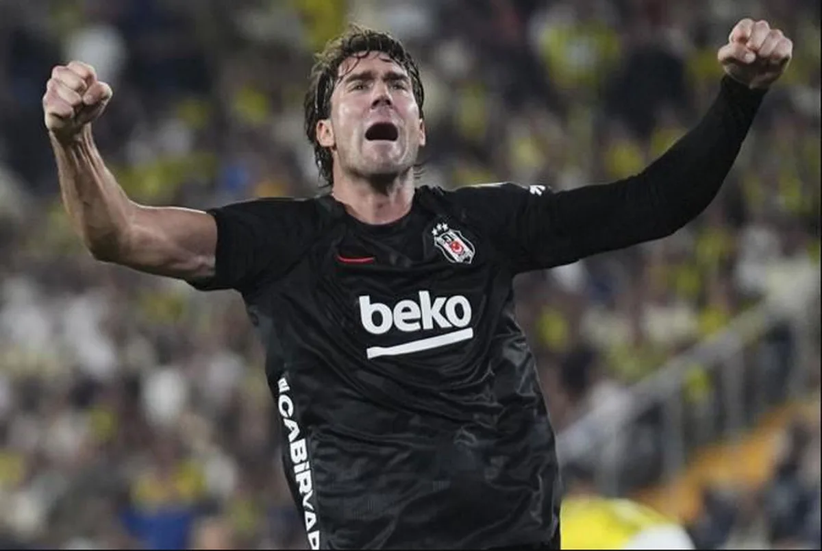 Vlahovic'in Sol Kolu Uzun Kollu Tişört Tercihi Neden?