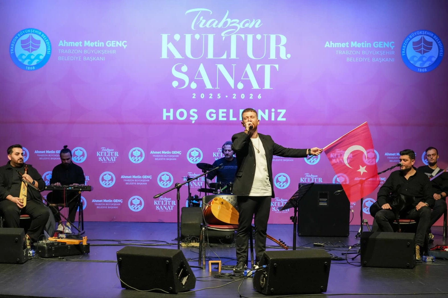 Volkan Arslan’dan Türk Bayrağıyla Duygu Dolu Konser