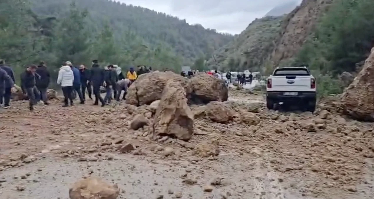 Yağışlar Heyelana Yol Açtı, Trafik Kesildi!