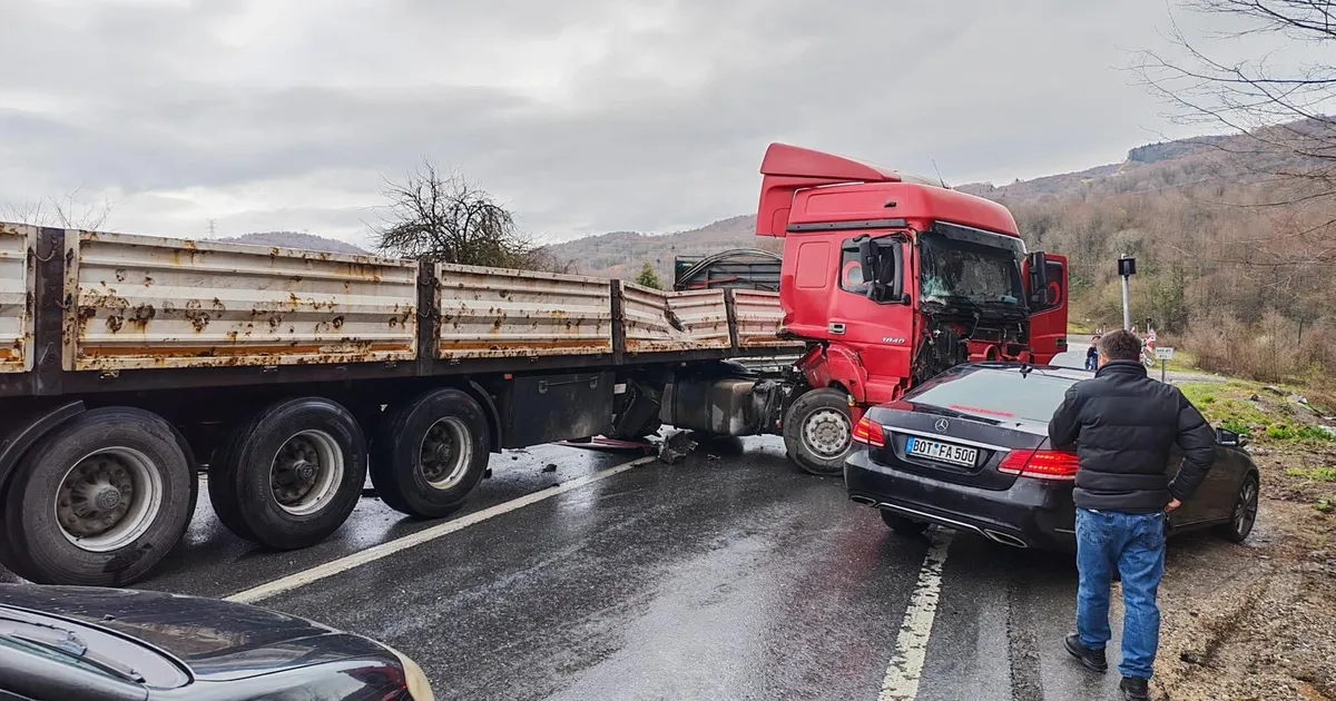 Yağışlı Havada Tır Kontrolden Çıktı: Trafik Kapalı!