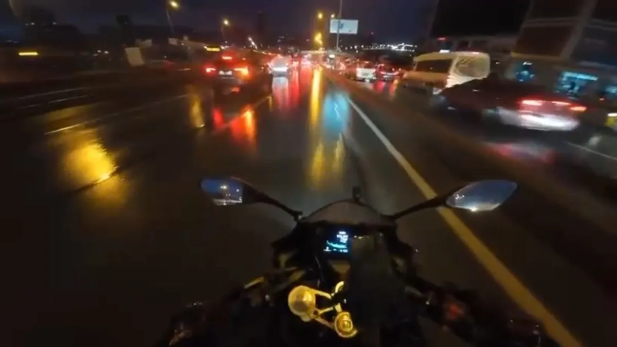 Yağışlı Yolda Feci Kaza: Motosiklet Kamyona Girdi!