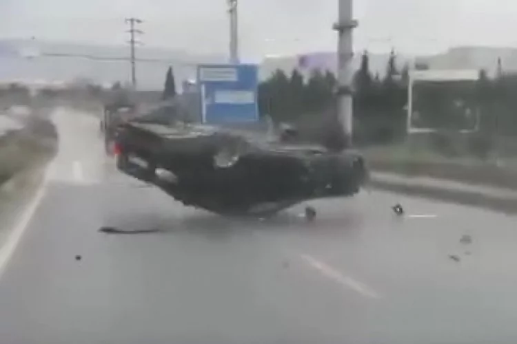 Yağışlı Yolda Takla Atan Araç Kamerada!