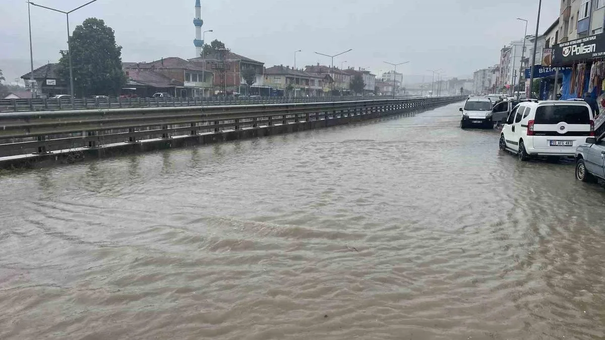 Yağmur Suyu Mazgalları Taştı, Dikkatli Olun!