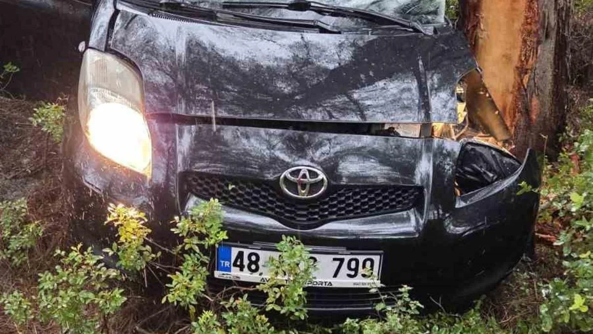 Yalıçiftlik’te Kaza: Sürücü Sıkıştı, Kurtarıldı