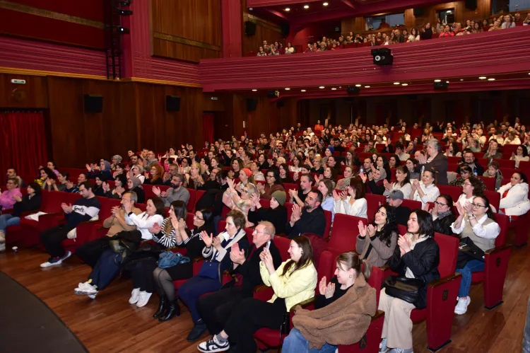 ‘Yan Rol’ Tiyatrosu Bursa’da Büyük Beğeni Topladı