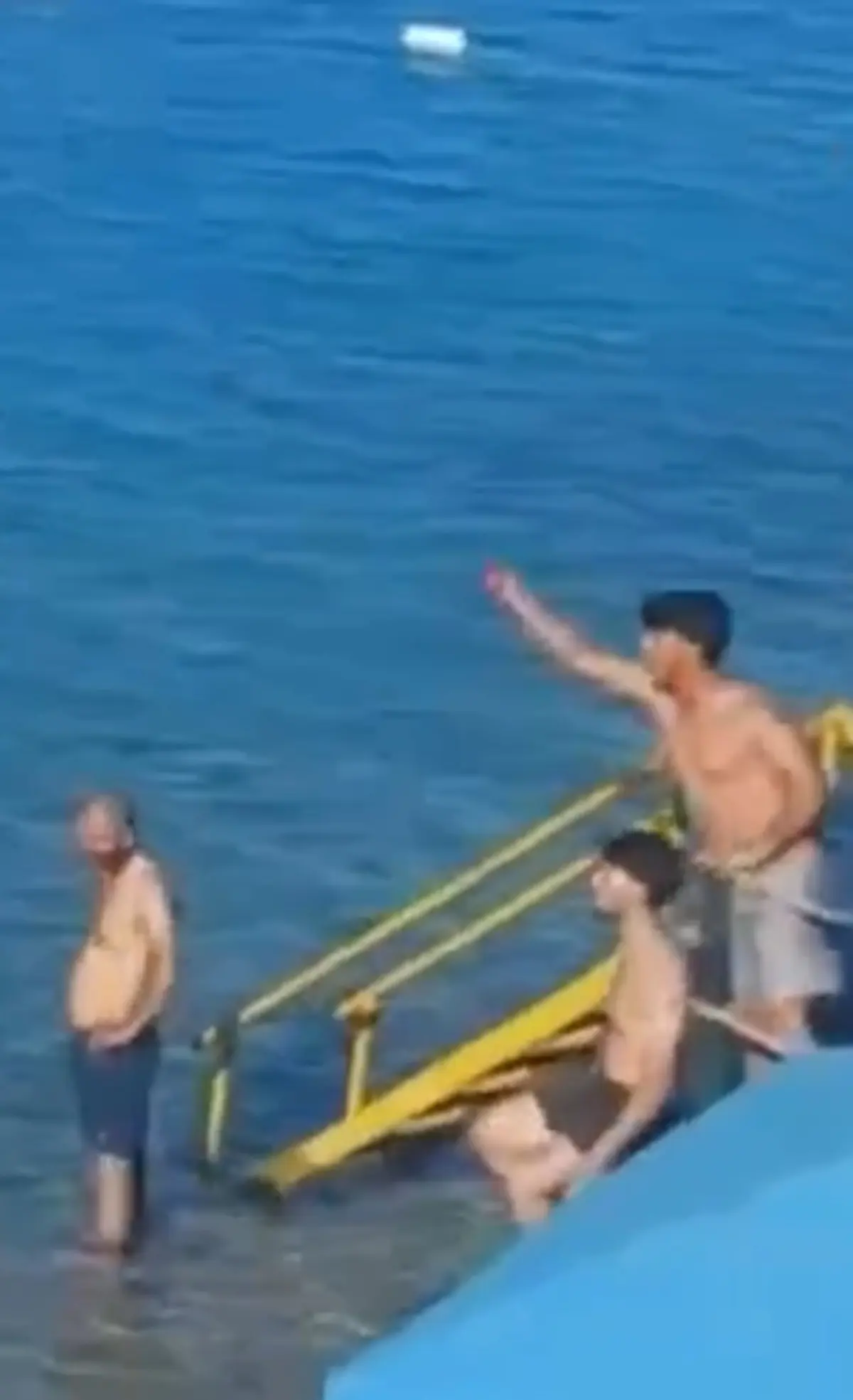 Denizin ortasında sopayla dövdüler! Plajdaki herkes dehşete düştü 2